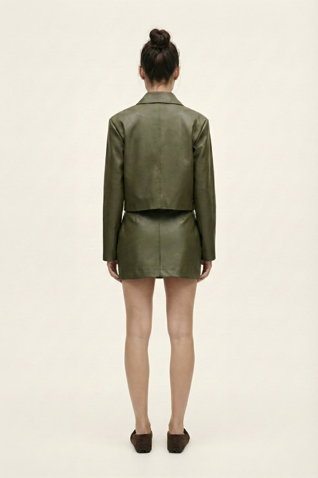 Куртка укороченная из экокожи с накладными карманами