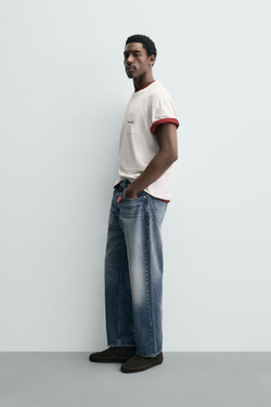 ZARA ФУТБОЛКА С НАГРУДНЫМ КАРМАНОМ И НАДПИСЬЮ, БЕЛЫЙ