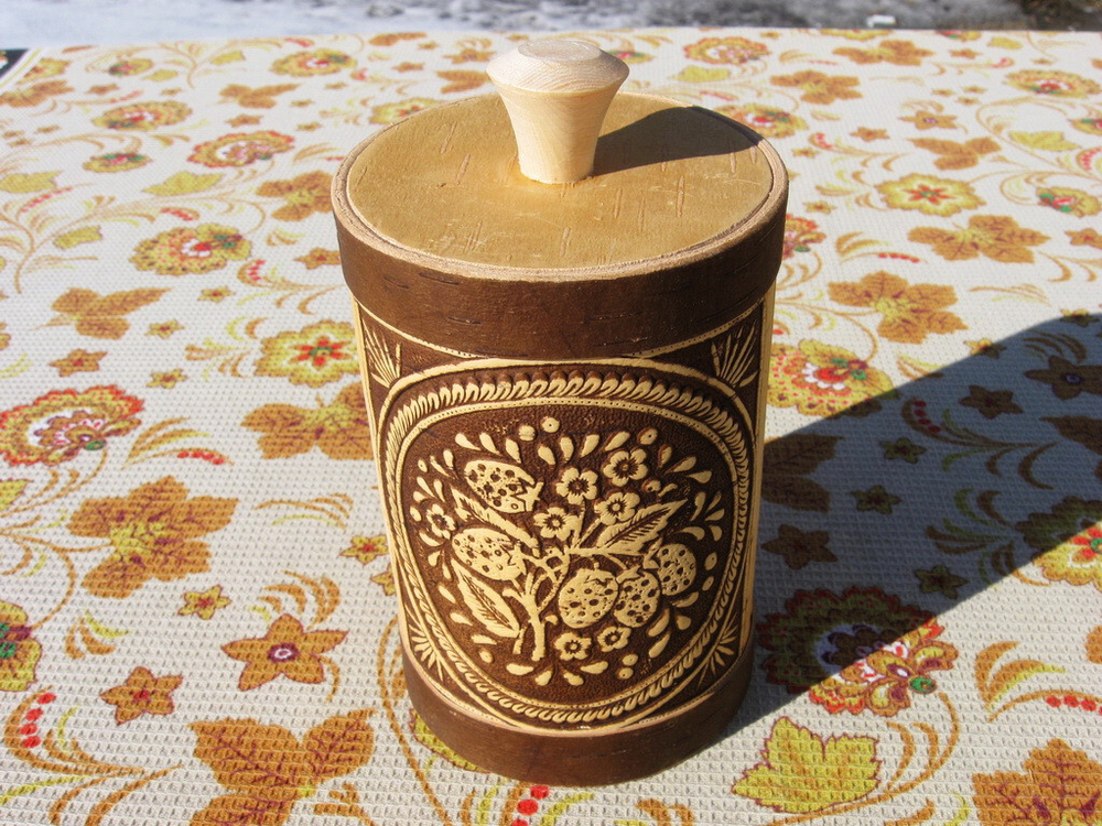 Берестяной туясок с рисунком «Земляника». Цвет: светлый/темный