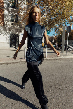 ZARA АТЛАСНОЕ МИНИ-ПЛАТЬЕ С КОНТРАСТНЫМ КРУЖЕВОМ, МОРСКОЙ СИНИЙ