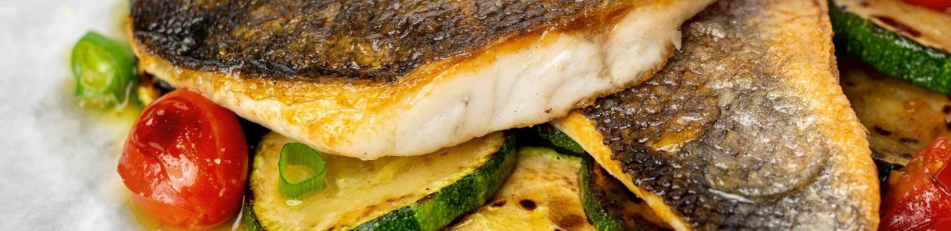 Хрустящее филе сибаса на средиземноморских овощах