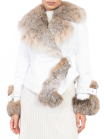 Женская белая кожаная куртка с меховой отделкой