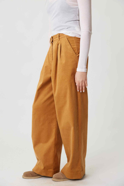 Брюки со складками из бежевого вельвета