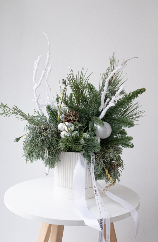 Хвойная композиция с белым декором