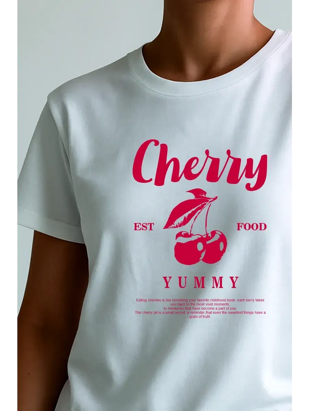 Белая футболка с вишней