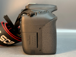 Canon 77D kit 18-55mm 3.5-5.6 IS STM 1650 кадров