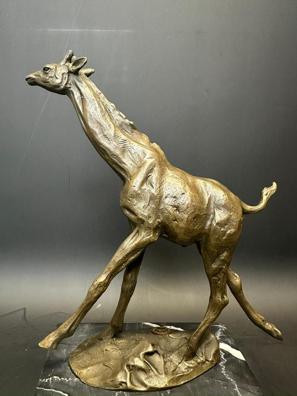 Бронзовая статуэтка «Жираф на постаменте»