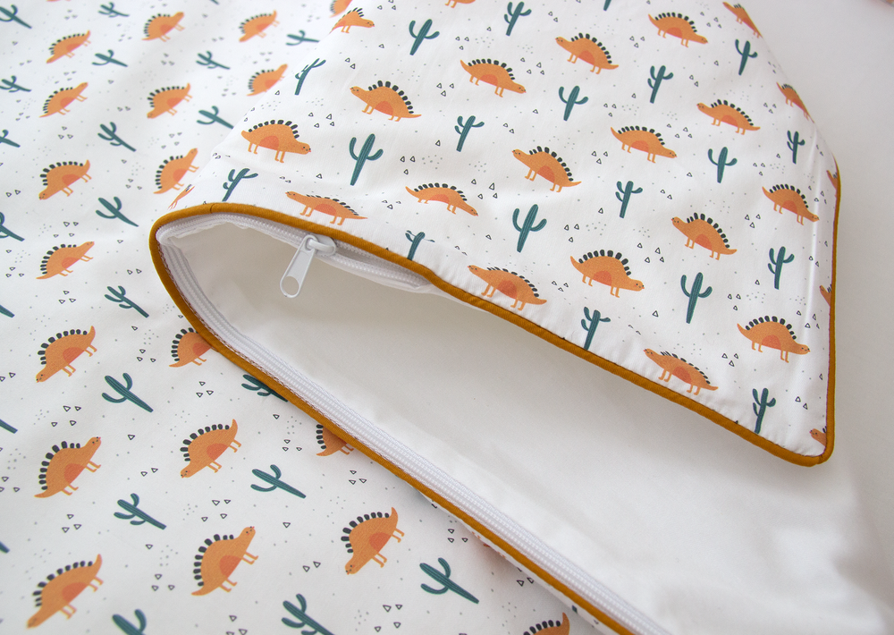 Постельное бельё в детскую кроватку «Жёлтые динозаврики» (кант, сатин)