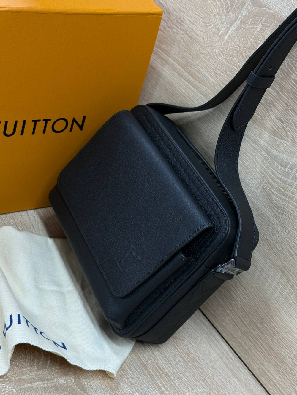 Сумка-мессенджер Louis Vuitton