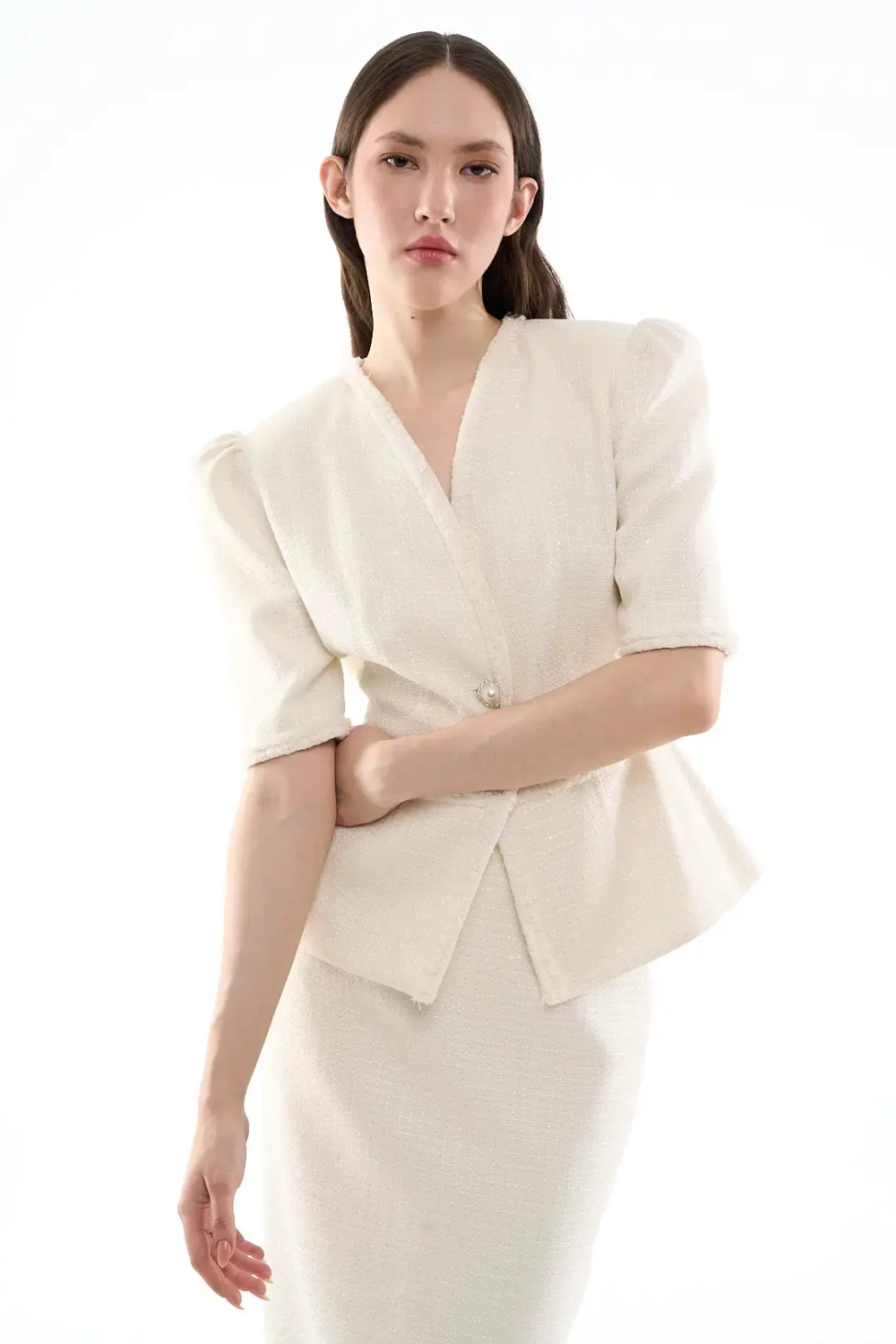 Белый жакет с объемными плечами и баской