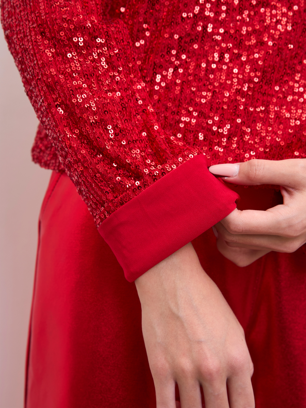 Костюм брючный праздничный с пайетками для девочки красный