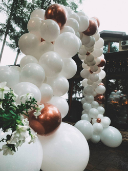 Свадебное оформление шарами. Арка из шаров. Разнокалиберная гирлянда. Оформление зала надутыми шарами