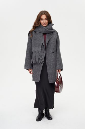 Укороченное пальто с шарфом в сером цвете