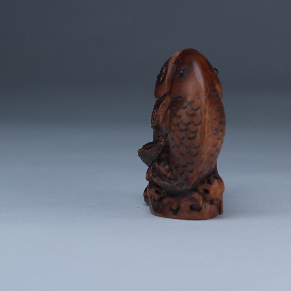 Нэцкэ Два карпа в волнах