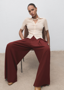 Костюмные брюки с широкими штанинами и защипами