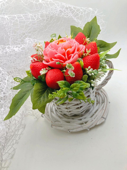 «Клубничная чашка» букет