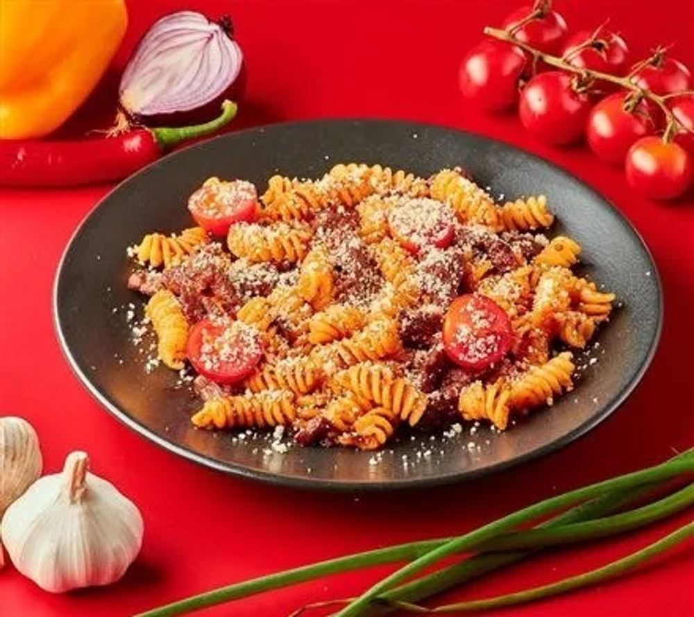 Запеченная паста с жареным луком и колбасками