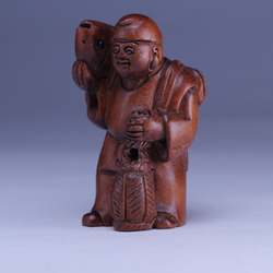 Нэцкэ Рыбак с огромной рыбой на плече