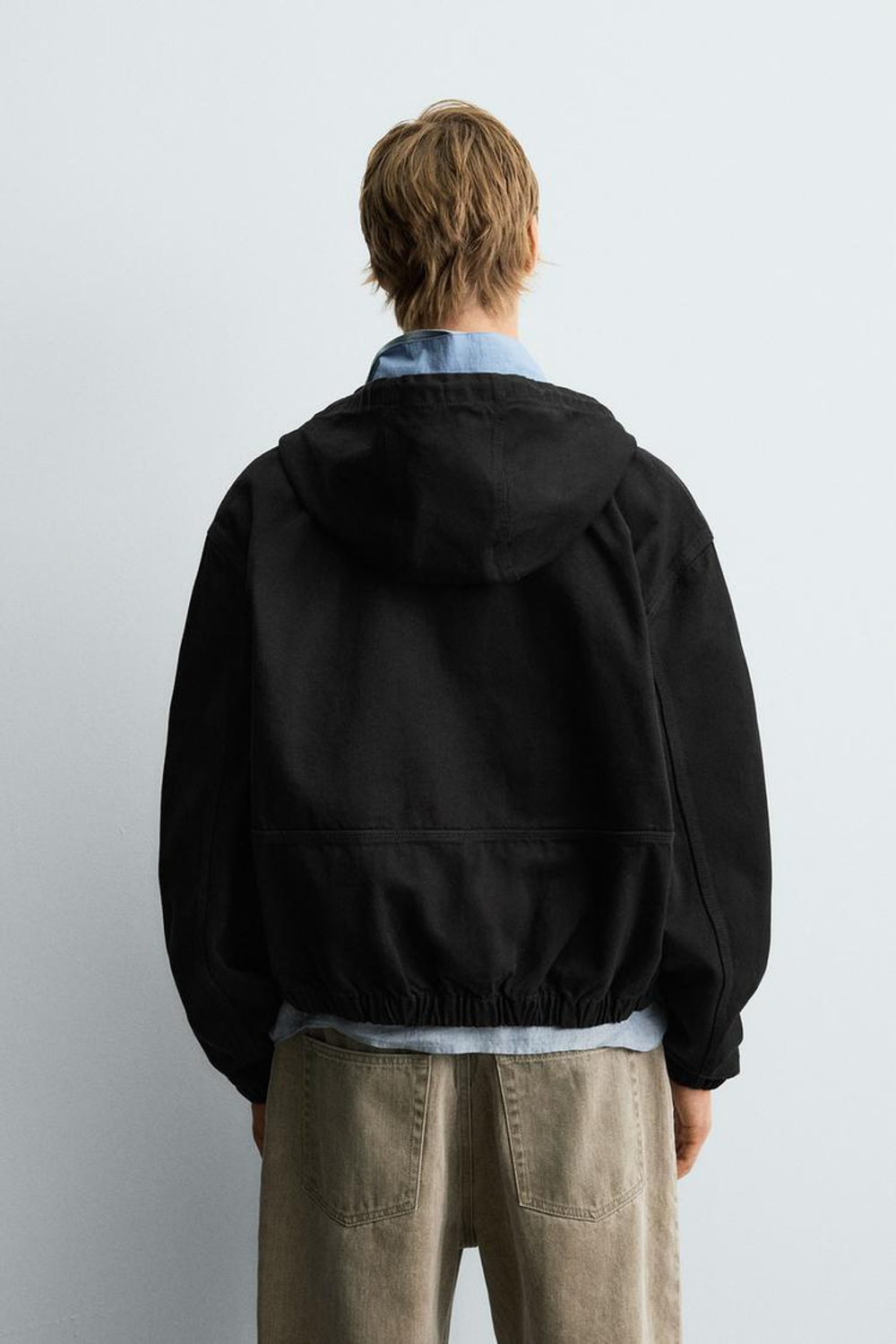 ZARA КУРТКА С КАПЮШОНОМ ИЗ ТКАНИ С ЭФФЕКТОМ ПОТЕРТОСТИ, ЧЕРНЫЙ