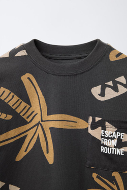 ZARA ФУТБОЛКА С ПРИНТОМ «ПАЛЬМЫ» И КАРМАНОМ, АНТРАЦИТОВО-СЕРЫЙ