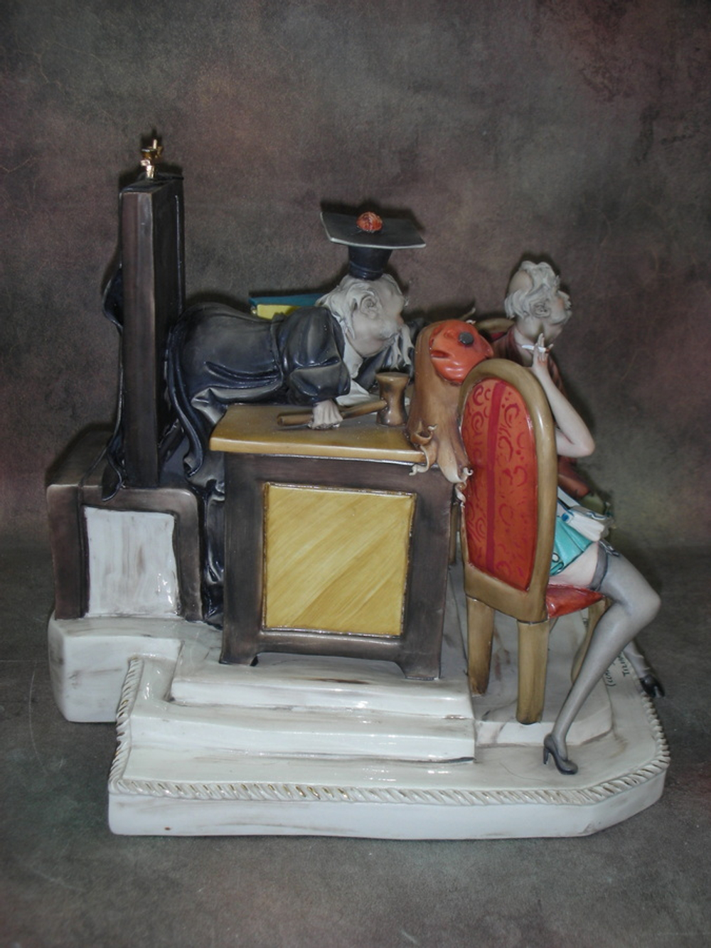 Статуэтка. Фарфор. Соблазнение осуждено. Capodimonte. Италия