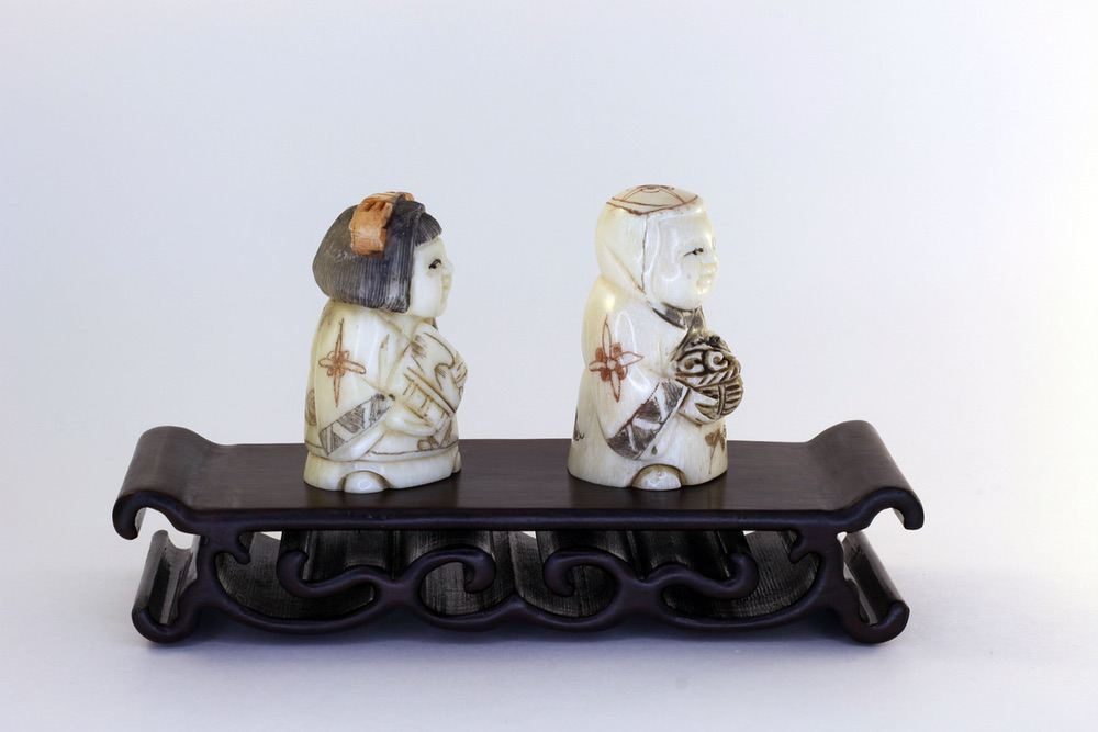 Сет нэцкэ Два ребенка Карако (мальчик и девочка) на подставке