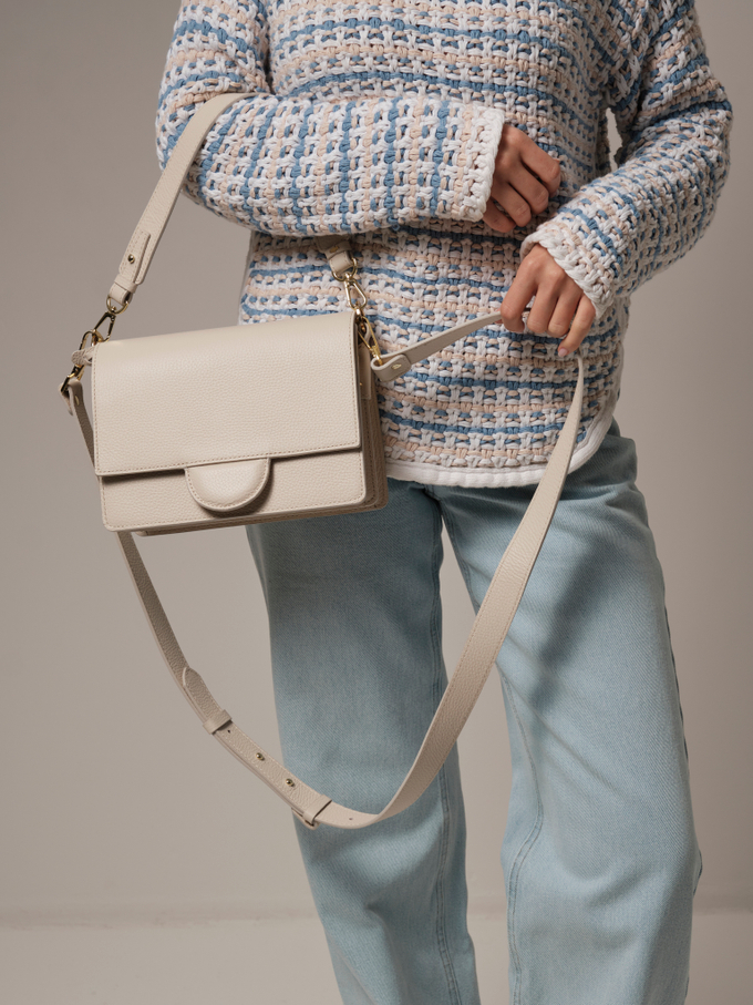 Сумка кожаная через плечо светло-бежевая