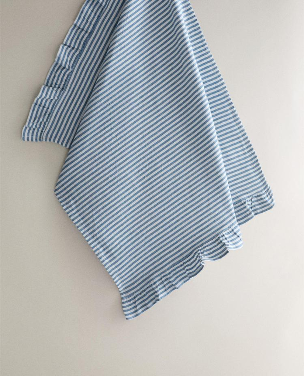 ZARA HOME КУХОННОЕ ПОЛОТЕНЦЕ В ПОЛОСКУ С ВОЛАНОМ, СИНИЙ