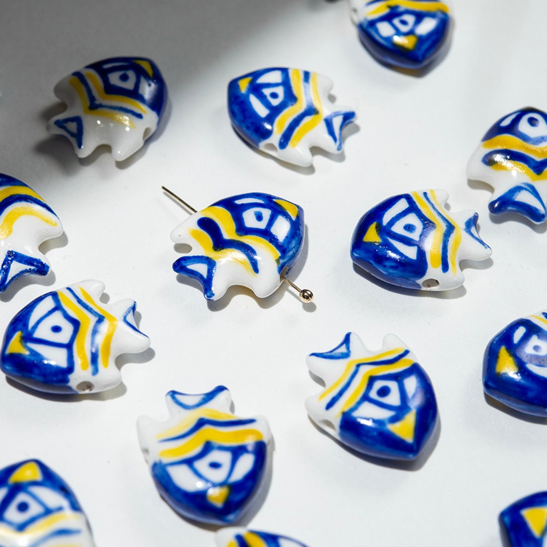 Бусина в форме рыбы, 20,3*17мм, желто-голубая, глазурированный фарфор