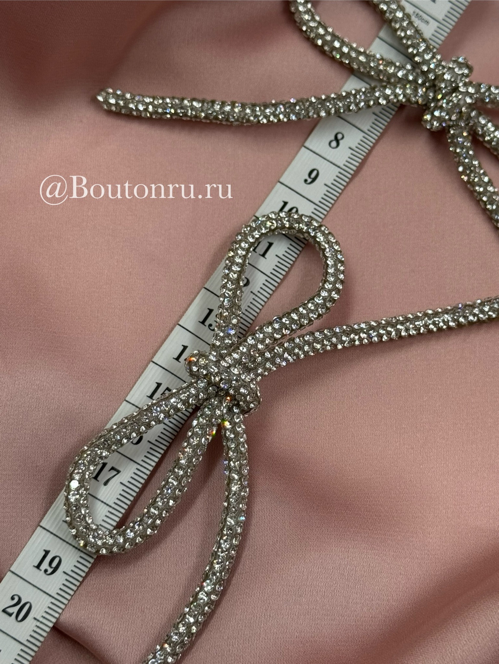 Декоративный бантик из стразового серебристого шнура