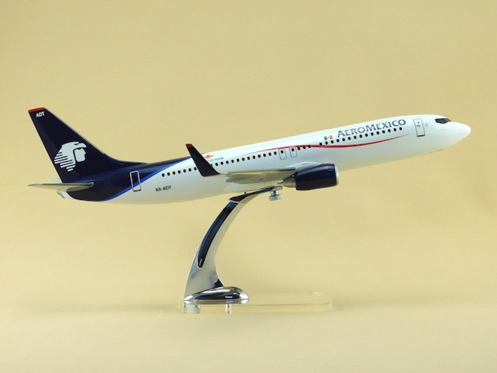 Модель самолета Boeing 737-800 (М1:100 Aero Mexico)