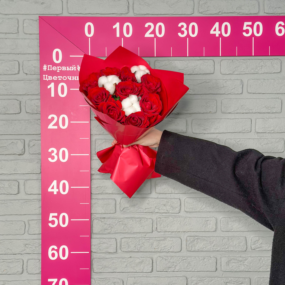 Букет цветов 9 роз Кения 40 см с хлопком в пленке красные