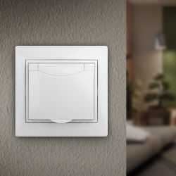 Розетка Intro Plano 1Э-203-01 с заземлением 2P+E Schuko с крышкой, 16А-250В, СУ, без лапок, белый | Intro Plano