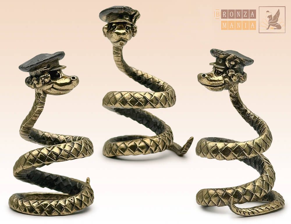 фигурка Змея в фуражке