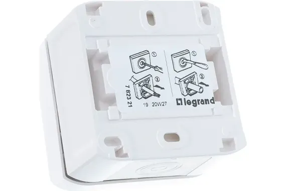 Розетка Legrand Quteo с заземлением + шторка накладная IP44 белая 25994