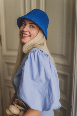 Блузка с рукавами-фонариками и капелькой на спине из батиста василькового цвета