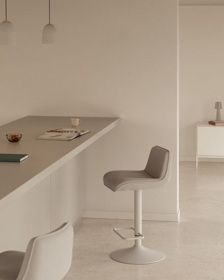 Барный стул Zenda из бежевой синели и матовой белой стали 81-102 см Испания