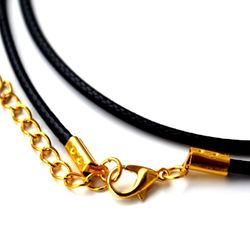 Кожаный шнурок на шею с золотистой застёжкой.Вид застёжки.