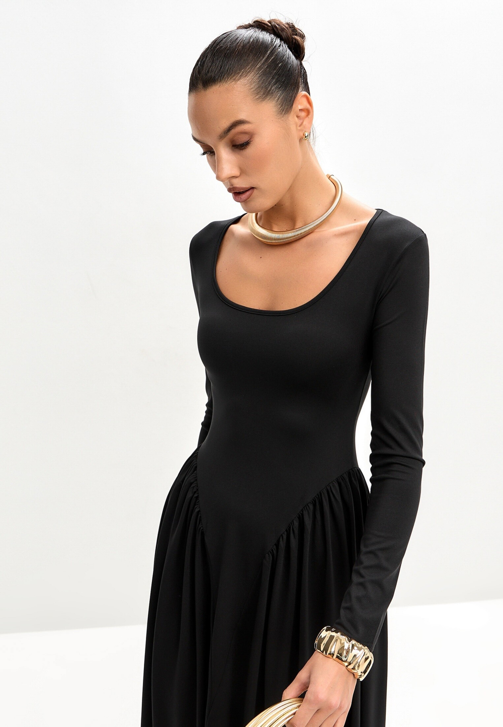 Платье с рукавами и драпировкой