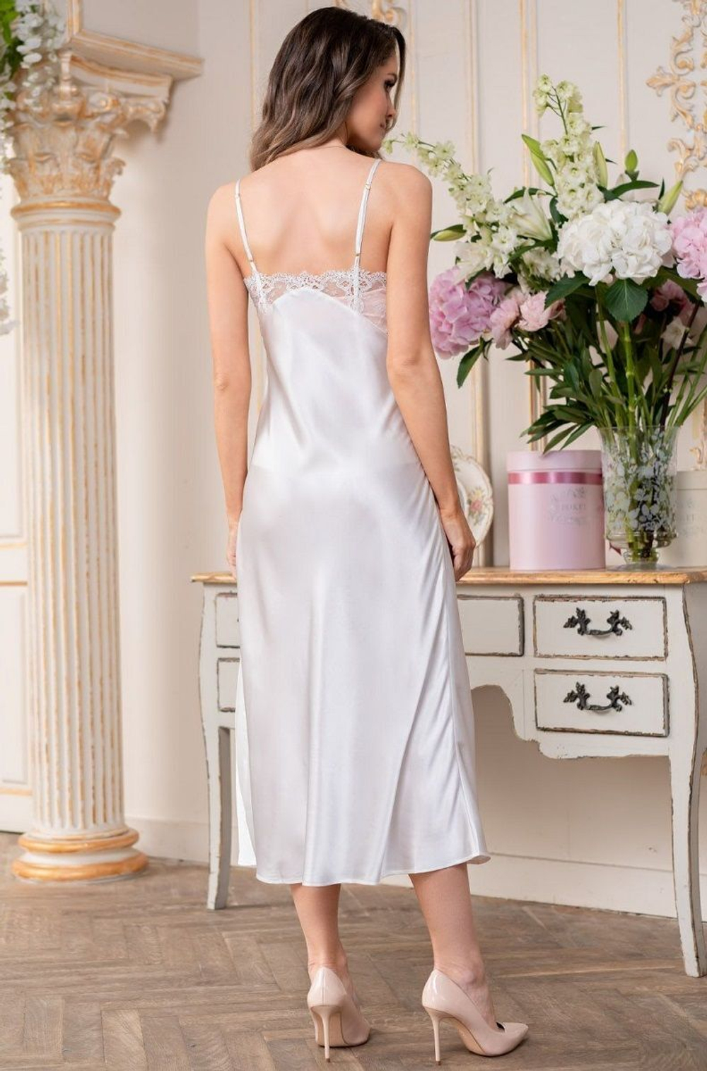 Длинная сорочка с пикантным разрезом Edita