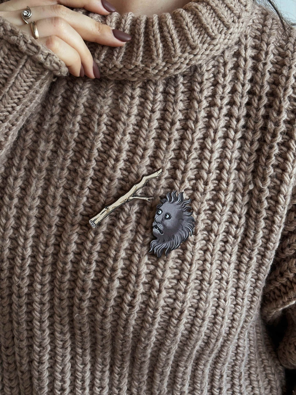 Страдающие броши «Лев и ветка (и грустная брюква)»