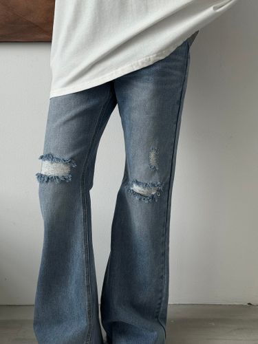 Синие рваные джинсы-клеш