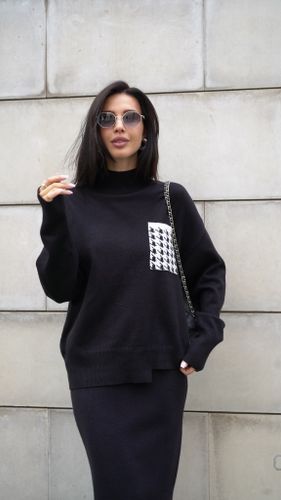 Черный трикотажный костюм с юбкой