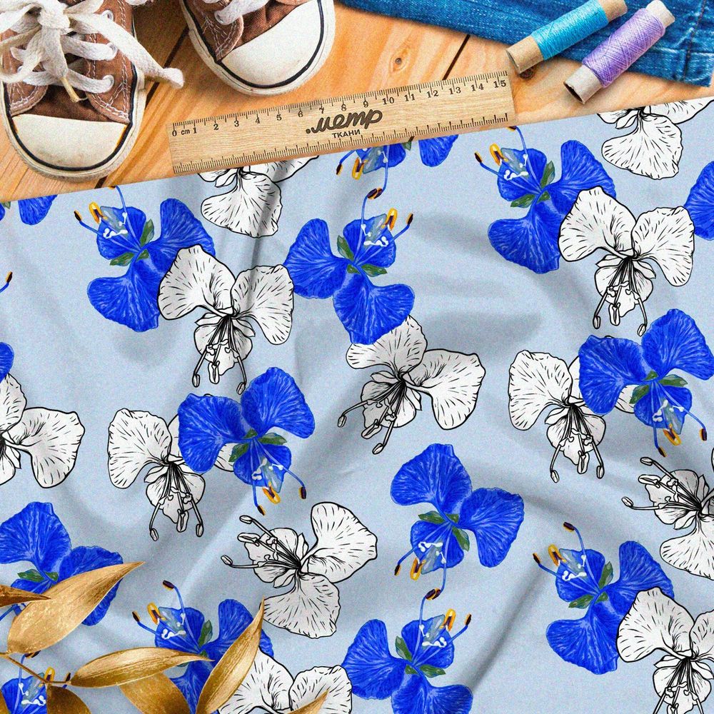 Ткань шелк Армани белые и синие орхидеи на голубом фоне