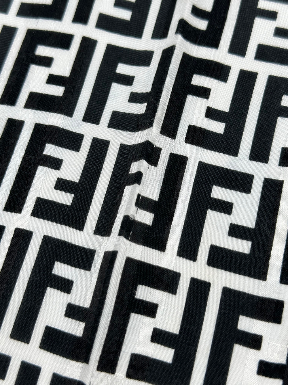 Платок чёрно-белый с лого Fendi