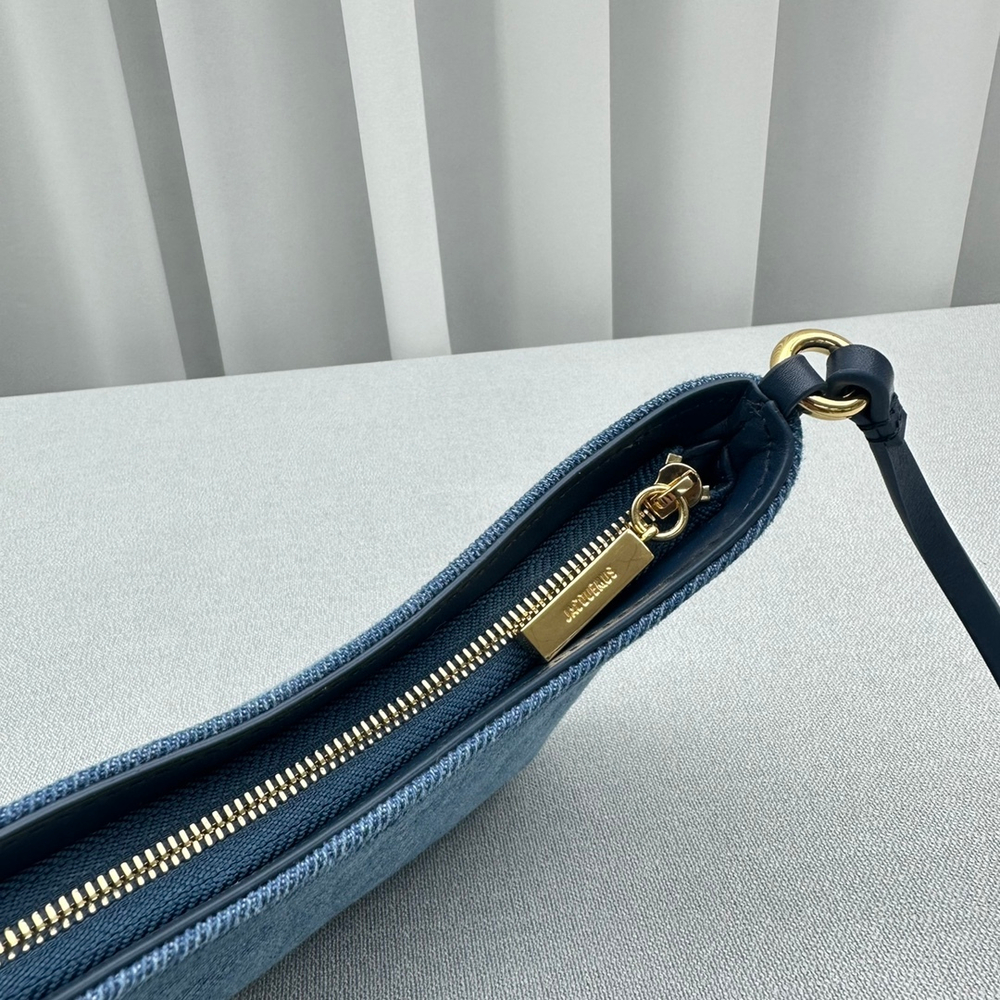 Jacquemus Le Bisou 27 cm