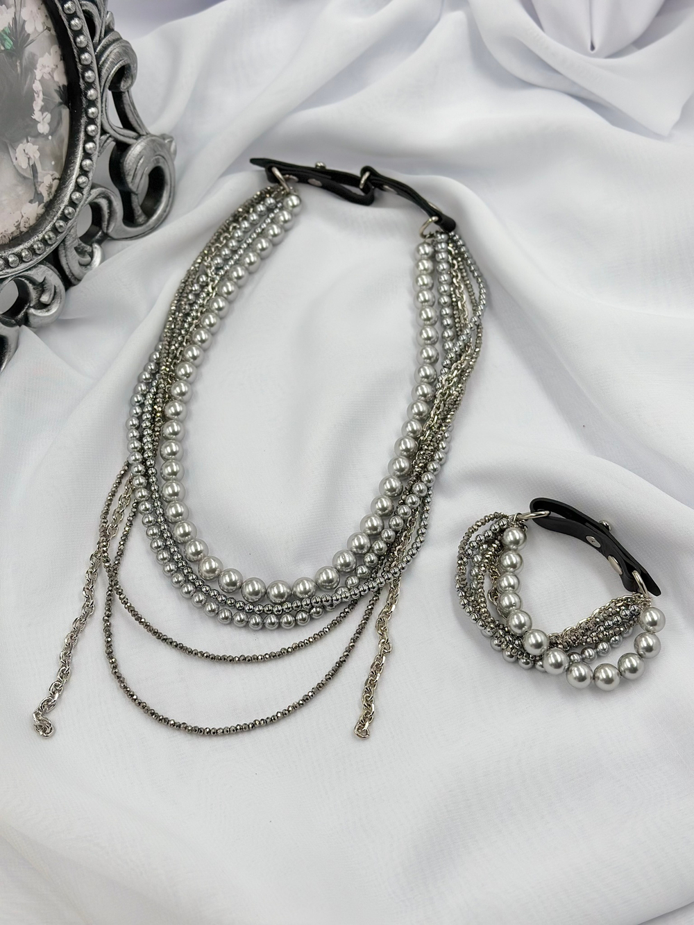 Браслет "Glam" из серого жемчуга, венецианского стекла и гематита, застежка из натур. кожи