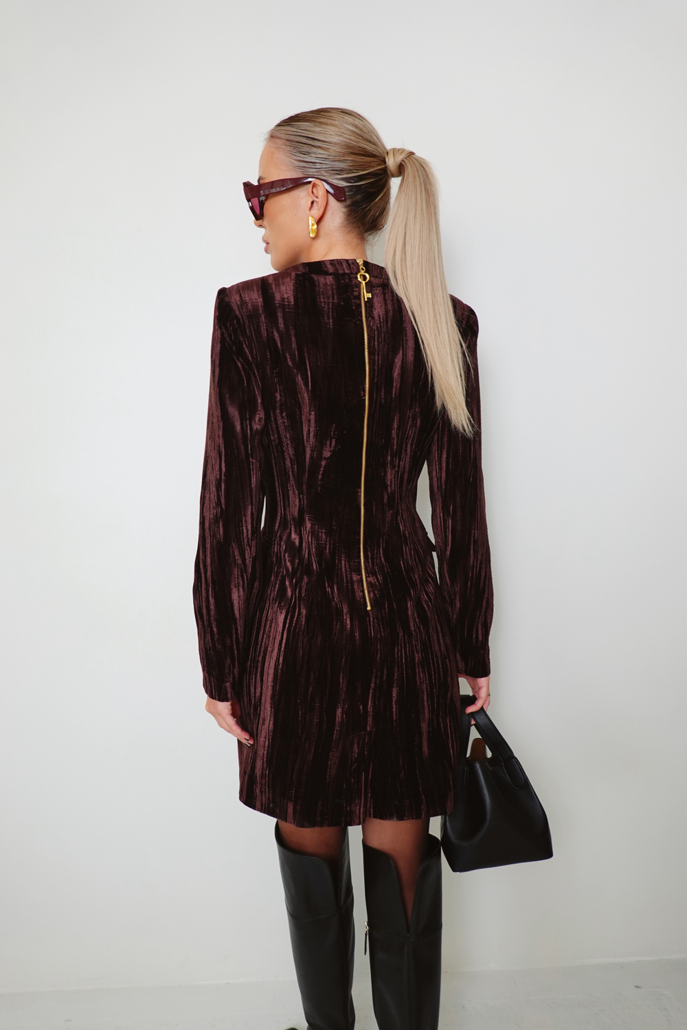 Платье из велюра с акцентными пуговицами