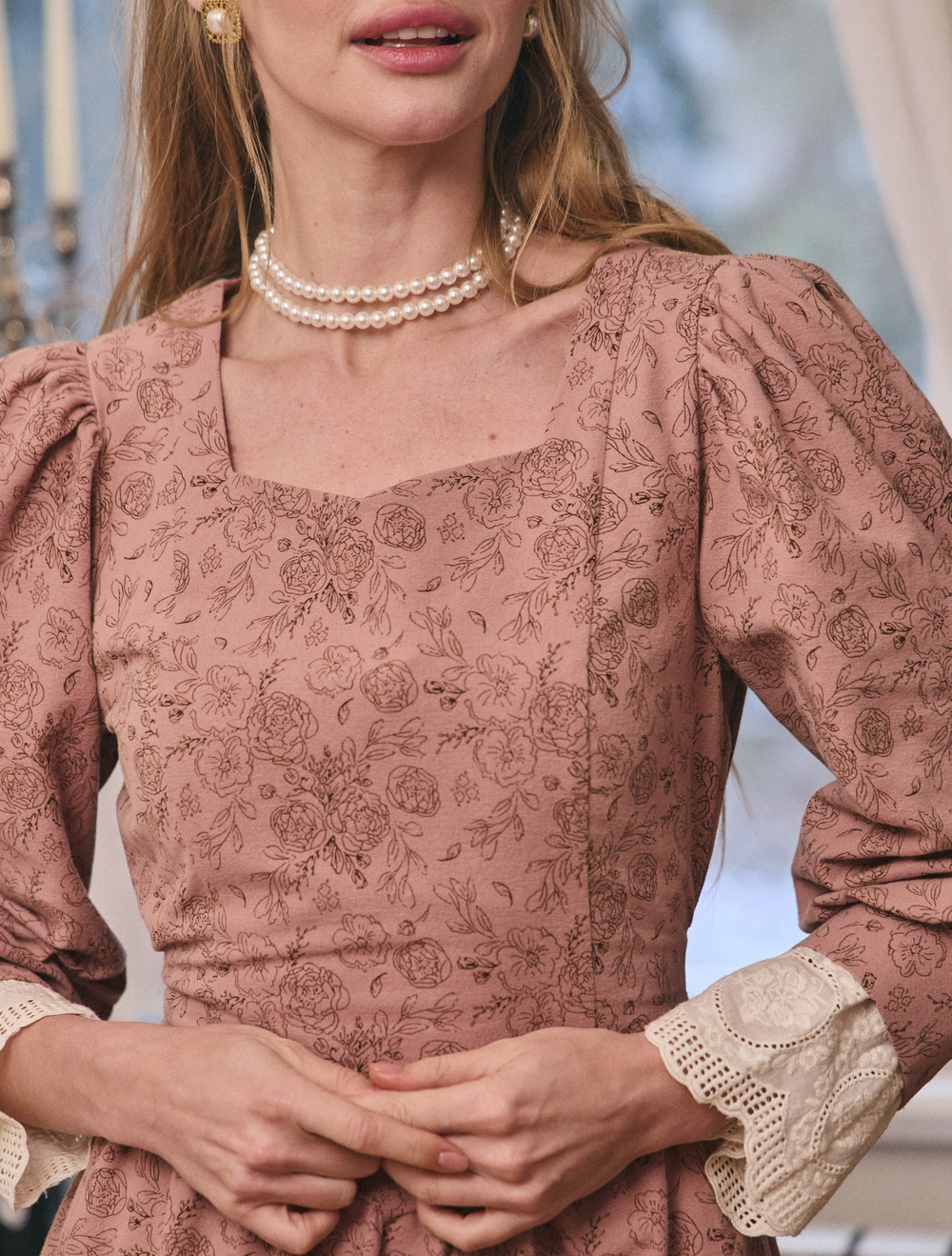 Платье с вырезом-сердечко