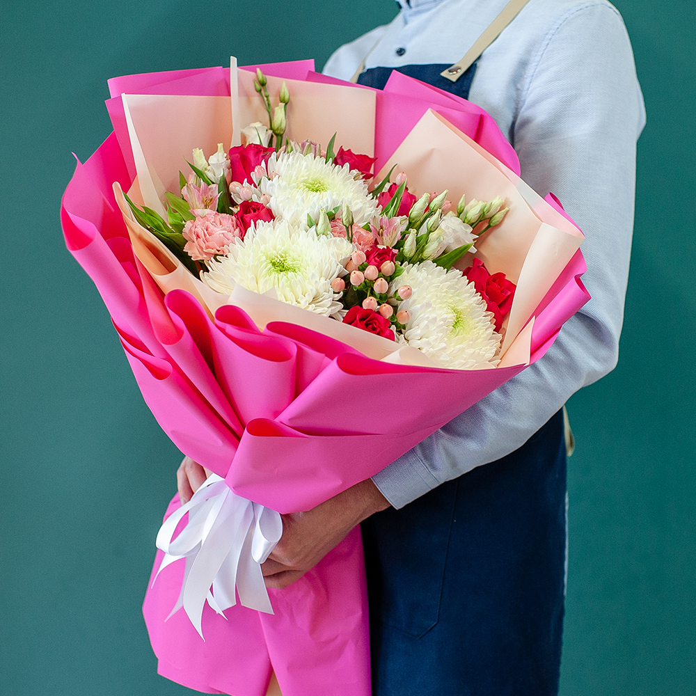 Малиновый букет с одноголовой хризантемой и розами
